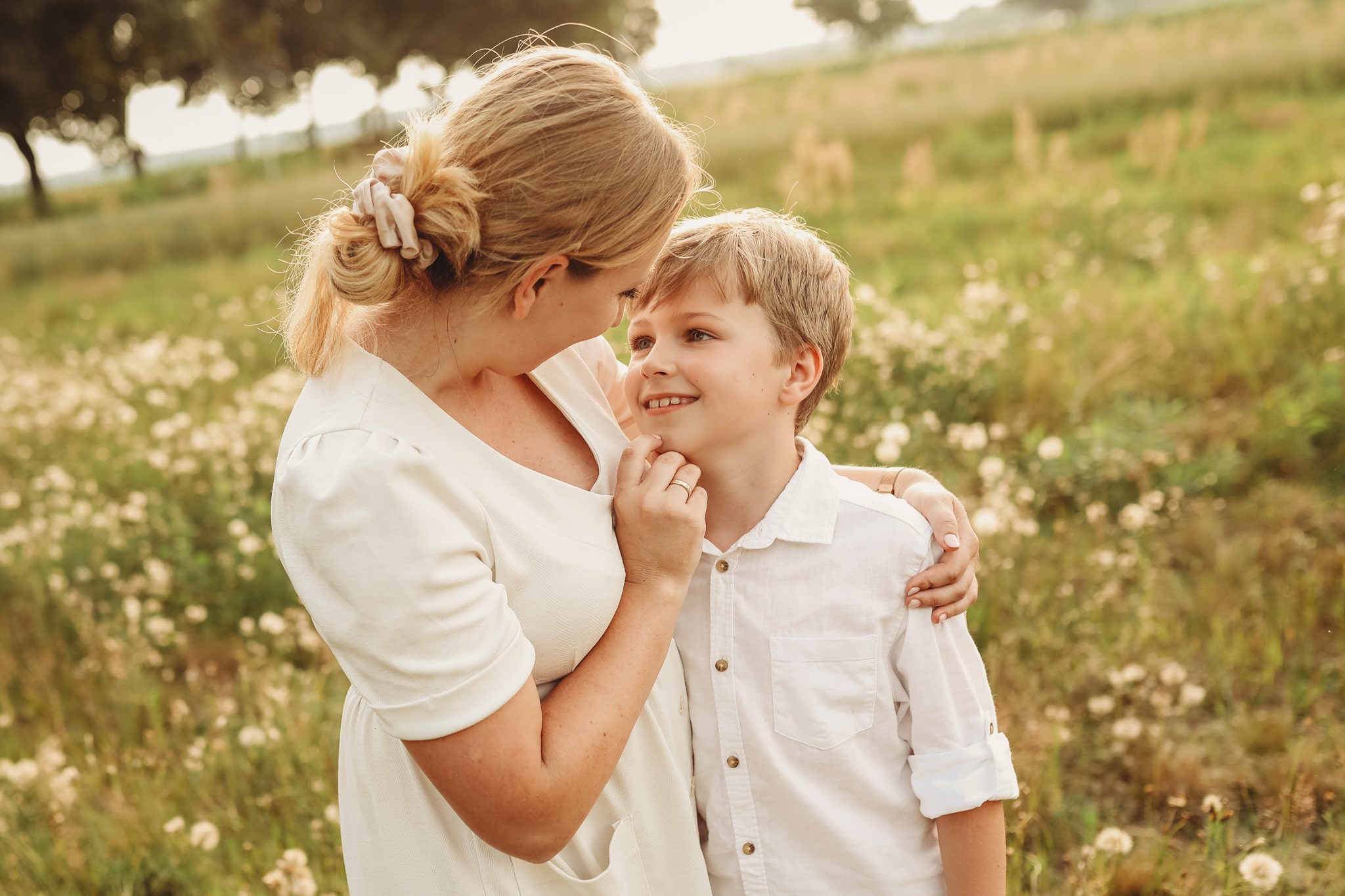 mama z synem przytulają się w trakcie sesji w plenerze