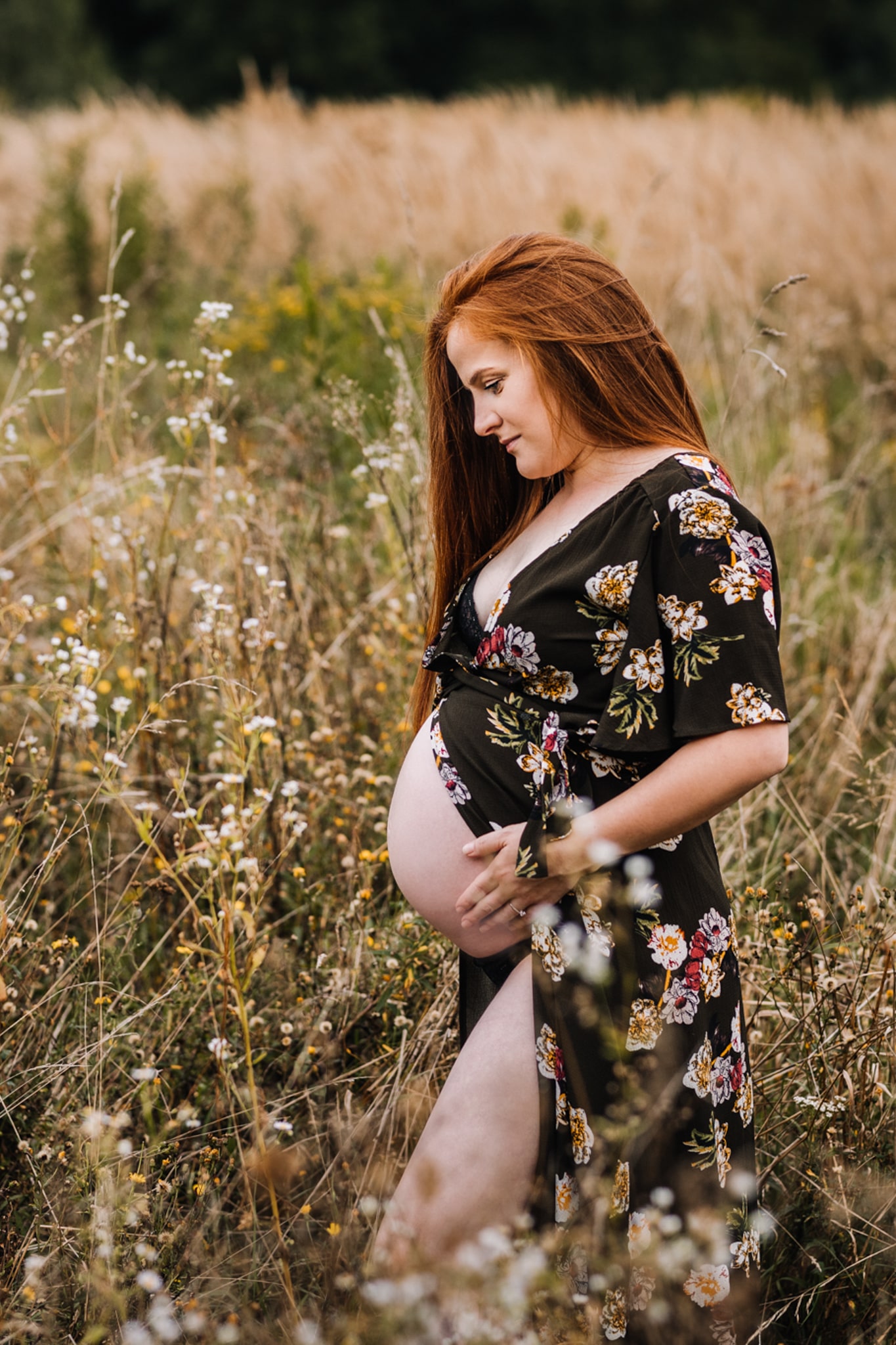 Kobieta w ciąży pozuje do zdjęcia