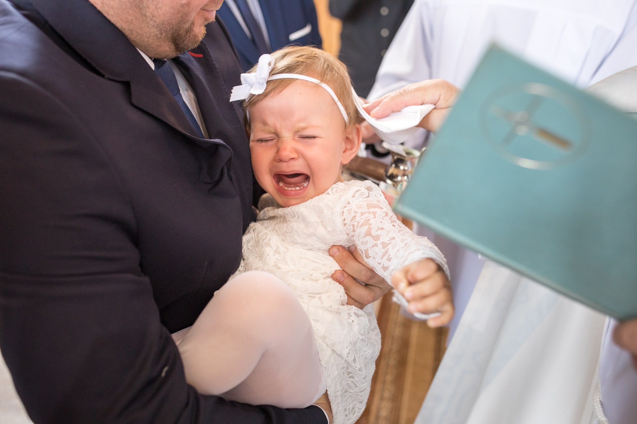 niemowlę podczas ceremonii chrztu