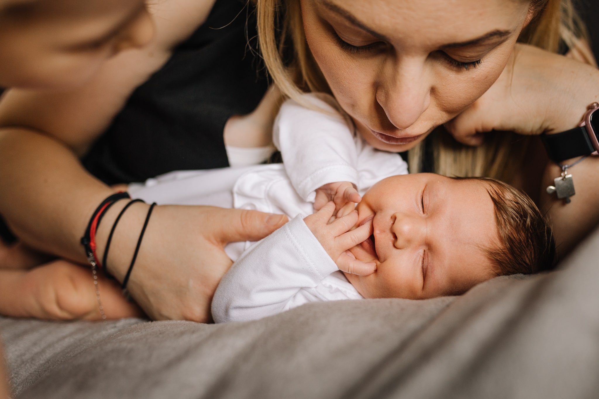 Młoda mama zajmująca się czule swoim maleńkim dzieckiem