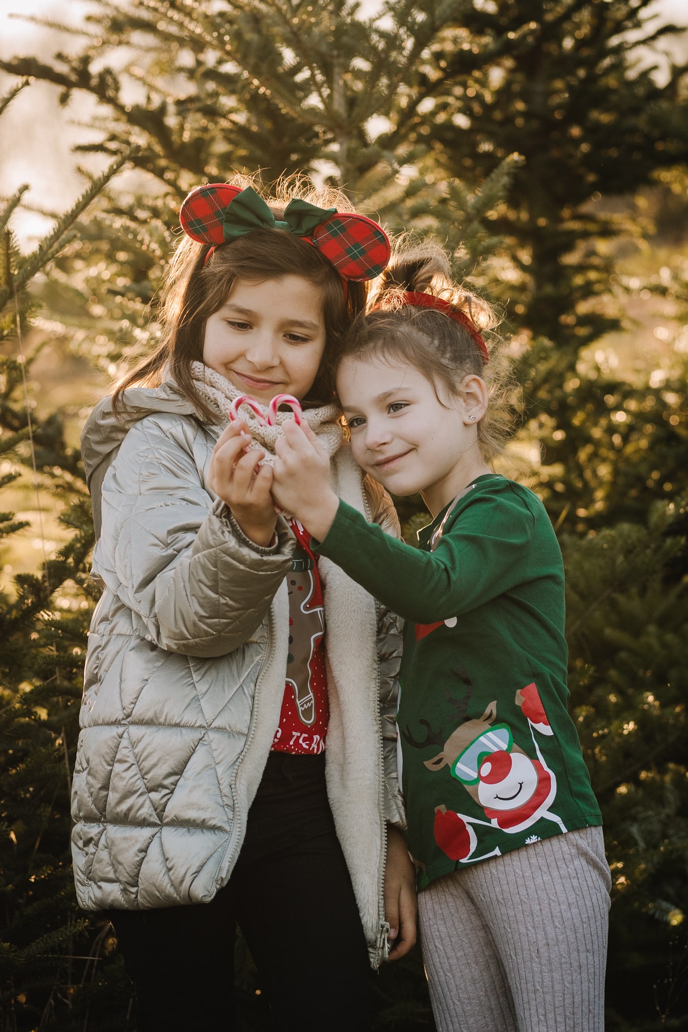 Siostry przytulają się do siebie podczas sesji fotograficznej w plenerze